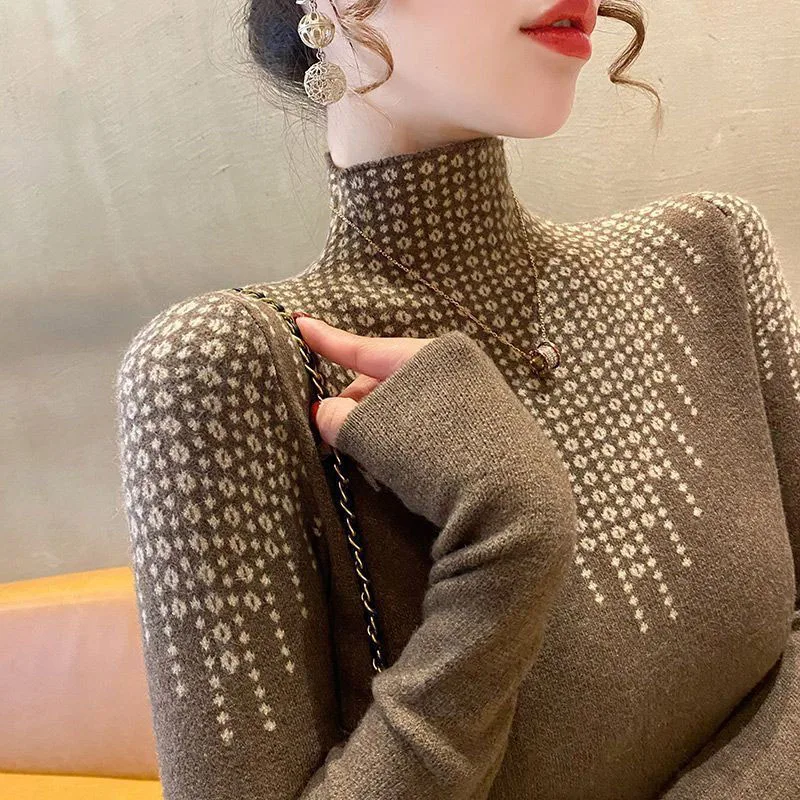 Женский однотонный пуловер с высоким воротником