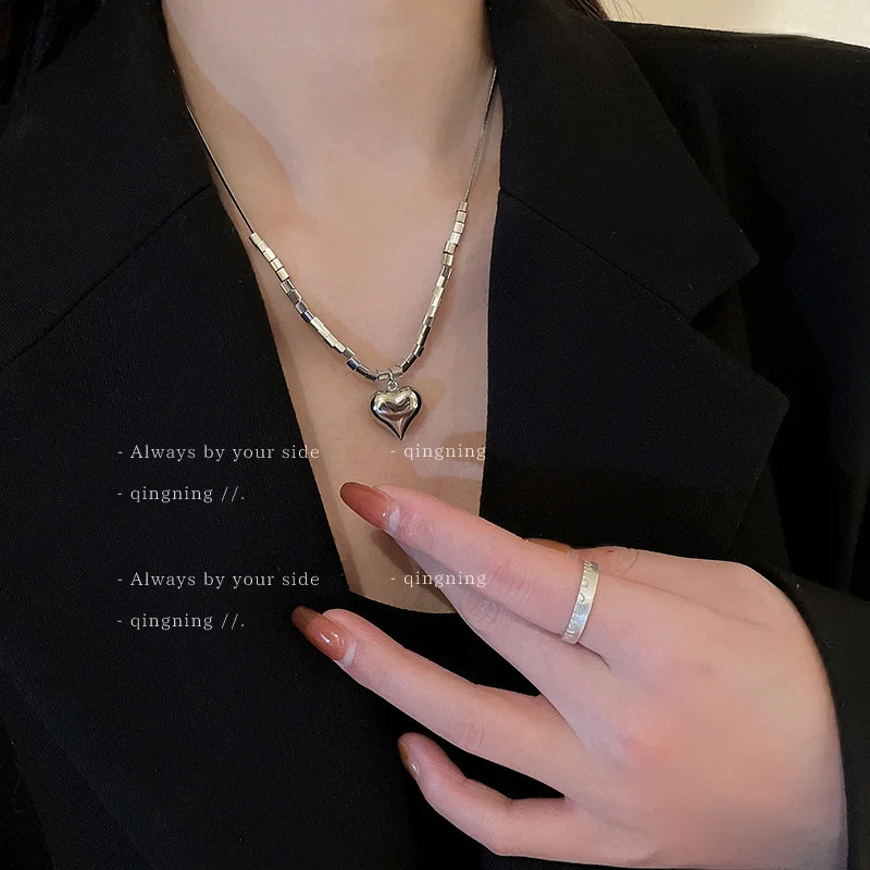 

Korean temperament simple love necklace ins metal cold wind clavicle chain design sense of fashion necklace female