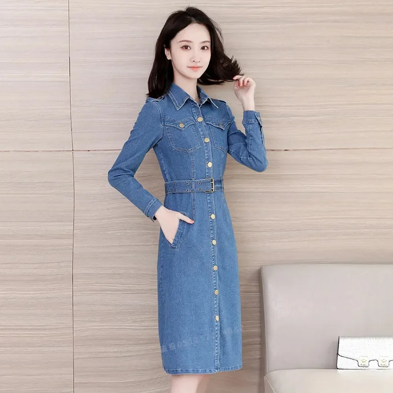 Женское джинсовое платье средней длины синее облегающее однобортное из денима в