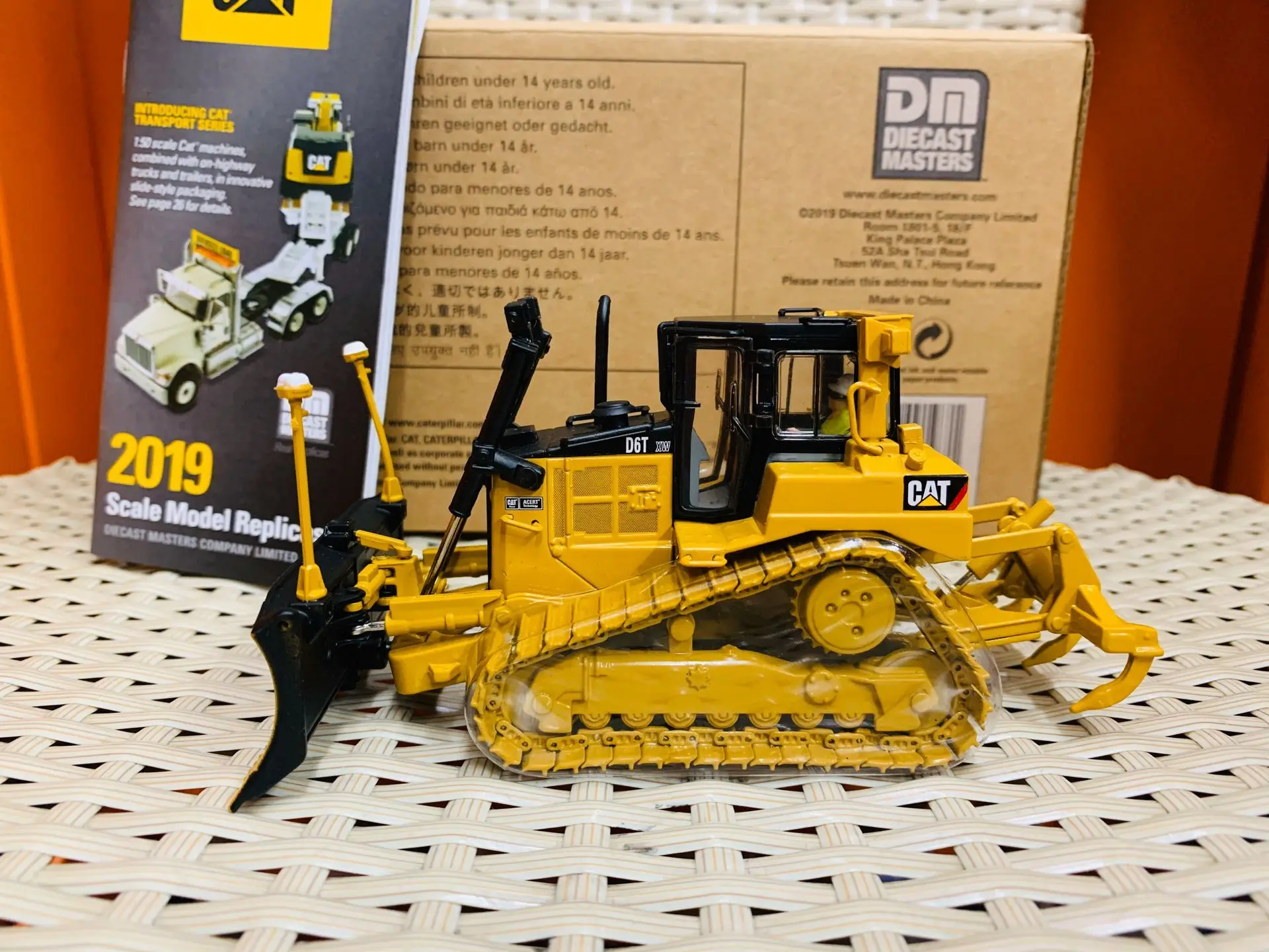 

Caterpillar Cat D6T XW Vpat Track-Type Tractor 1/50 Scale Metal Model By DieCast Masters 85197 New in Box