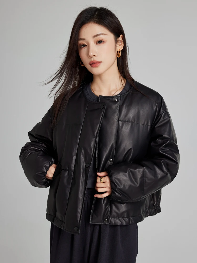 Короткий свободный пуховик из овчины растительного дубления с круглым вырезом