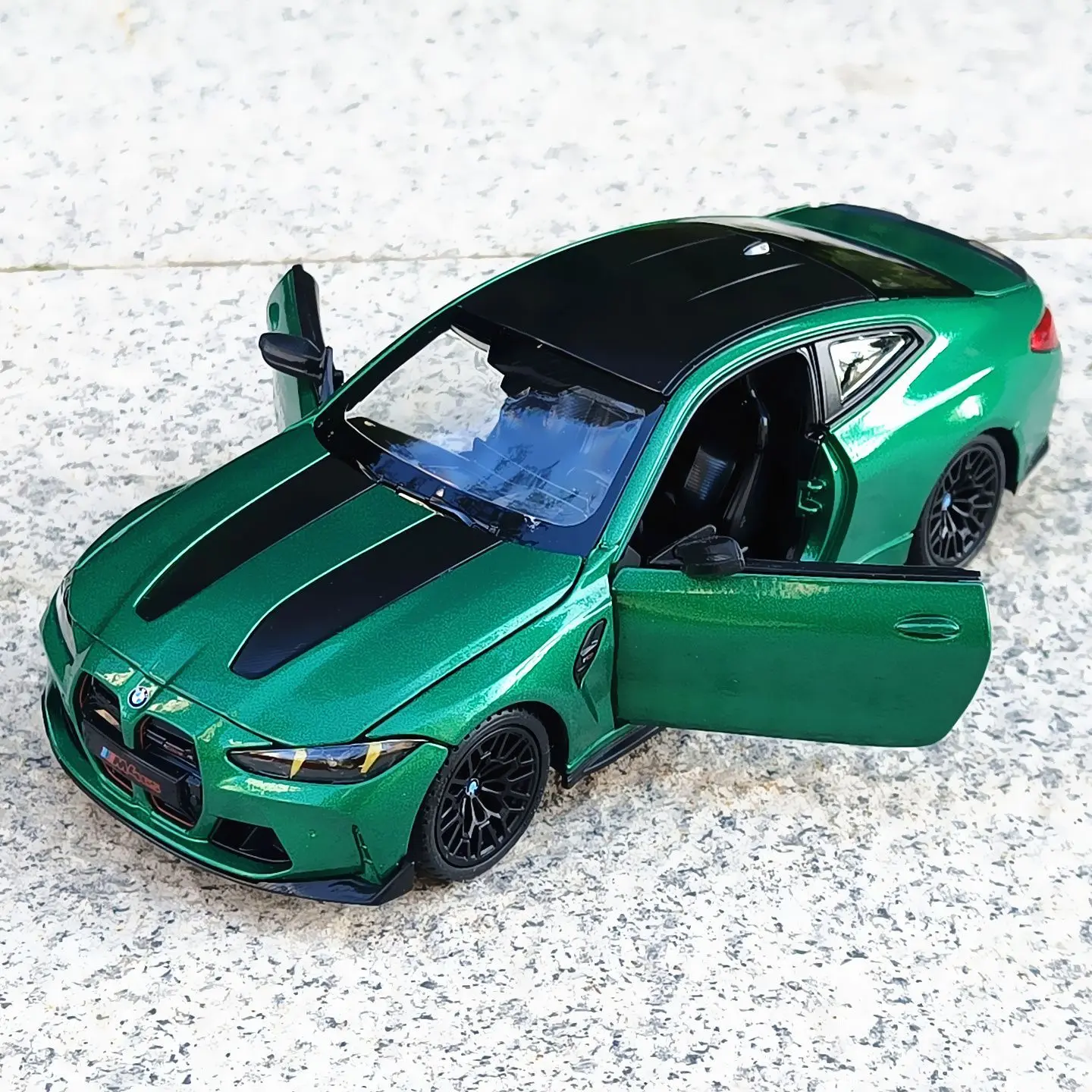 Фото Масштабная модель автомобиля BMW M4 CS 1:24 из сплава, коллекционная, для подарка №3