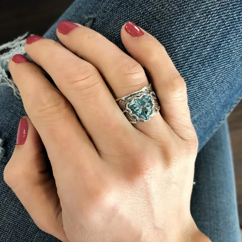 Женское Винтажное кольцо с фианитом серебряное широким лицом в этническом стиле