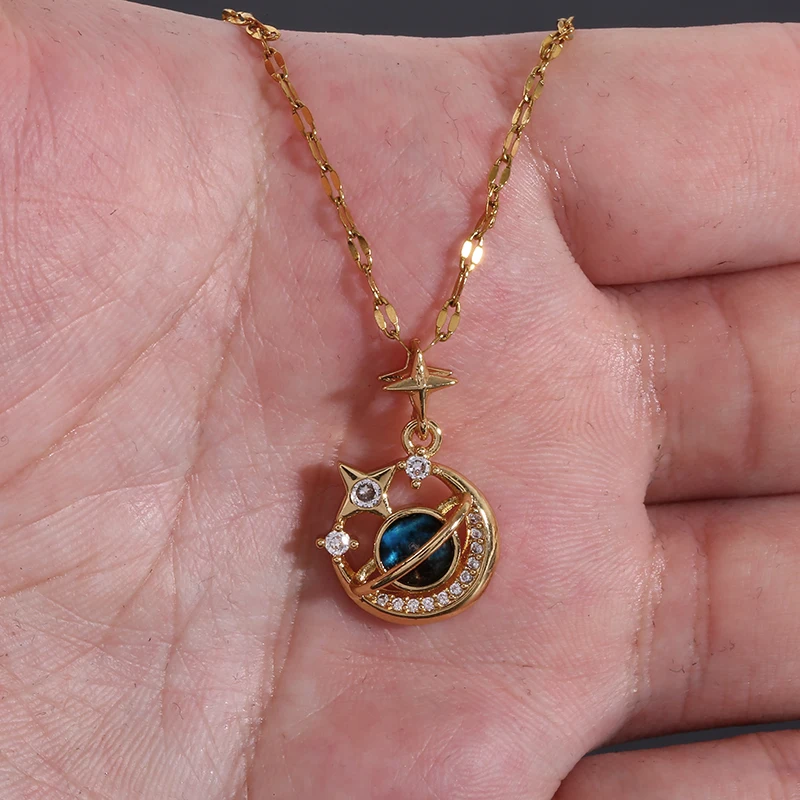 Колье со звездой в стиле Y2K создает ощущение роскоши и нишевого дизайна для