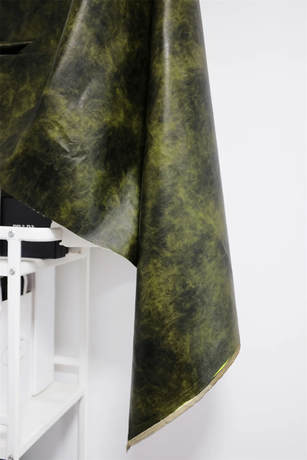 Желто-зеленая ткань для изготовления старой искусственной кожи