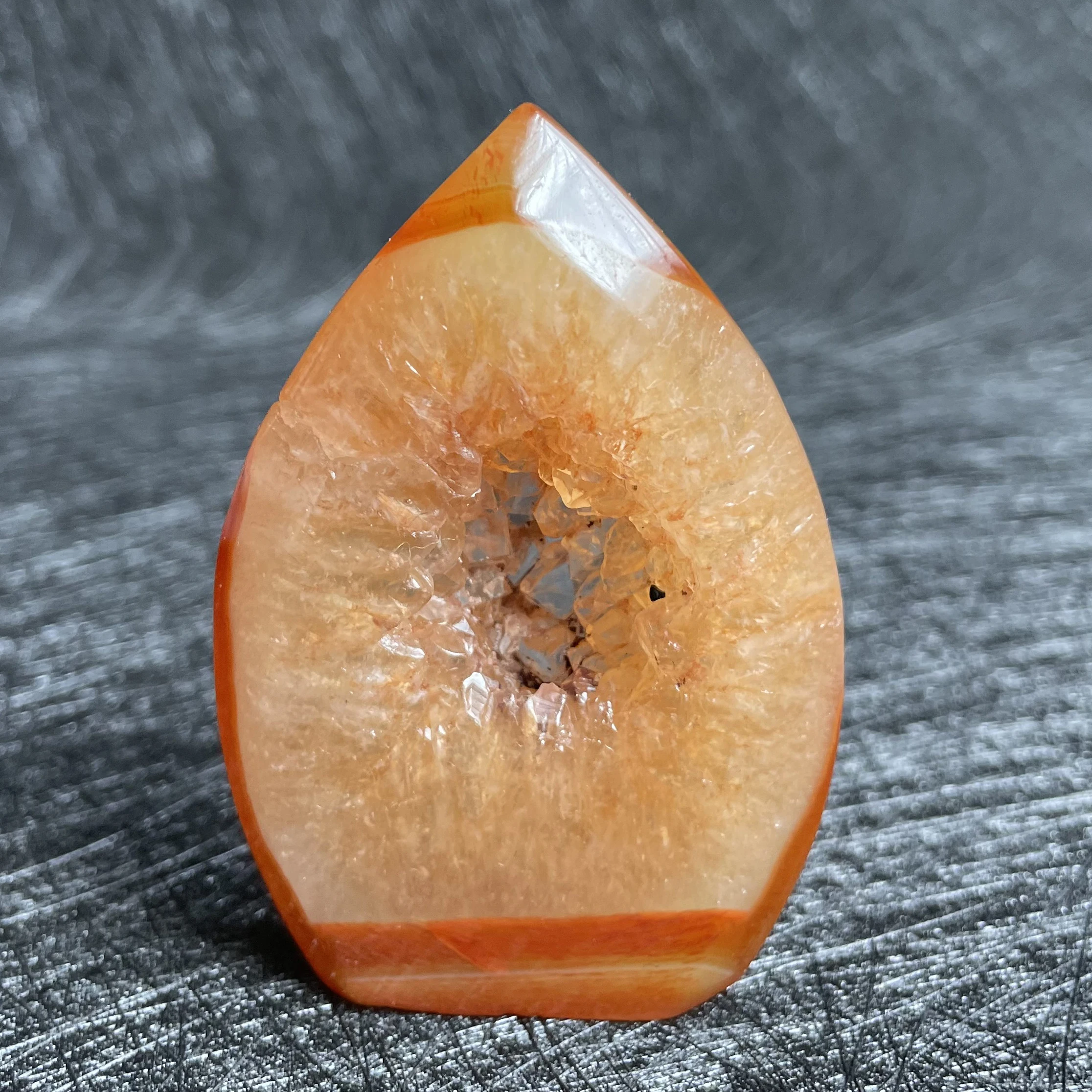 

Красный Агат Полированный Кристалл