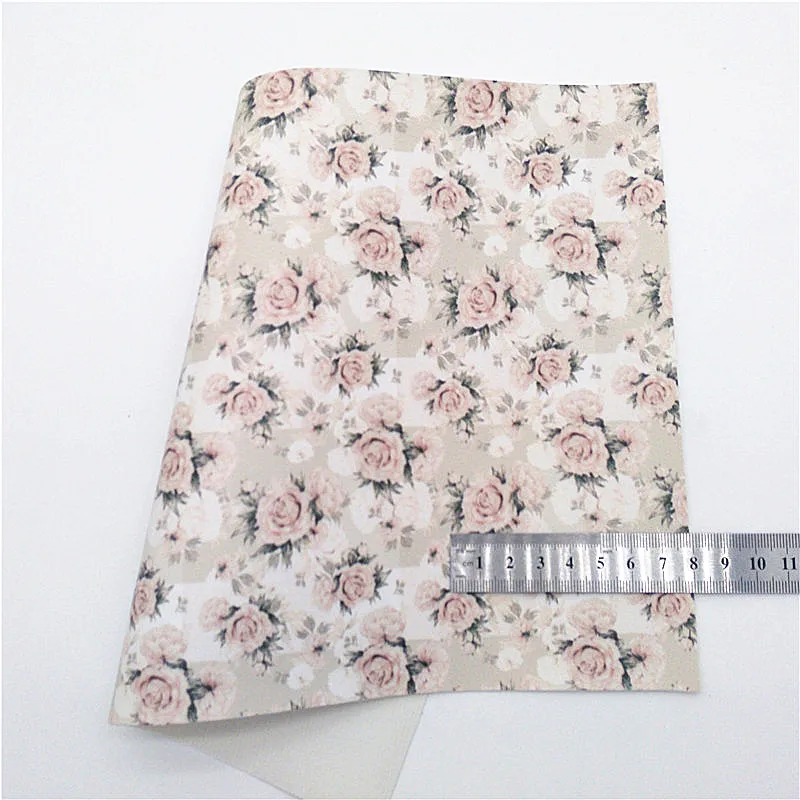 Белые жемчужные массивные блестящие кожаные бабочки с цветочным принтом