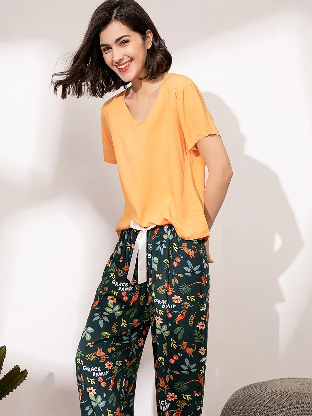 Women Pajama Set Short Sleeve Top with Pants Beautiful Pattern Sleepwear & Loungewear Homewear Clothes Jumpsuit  Nightwear