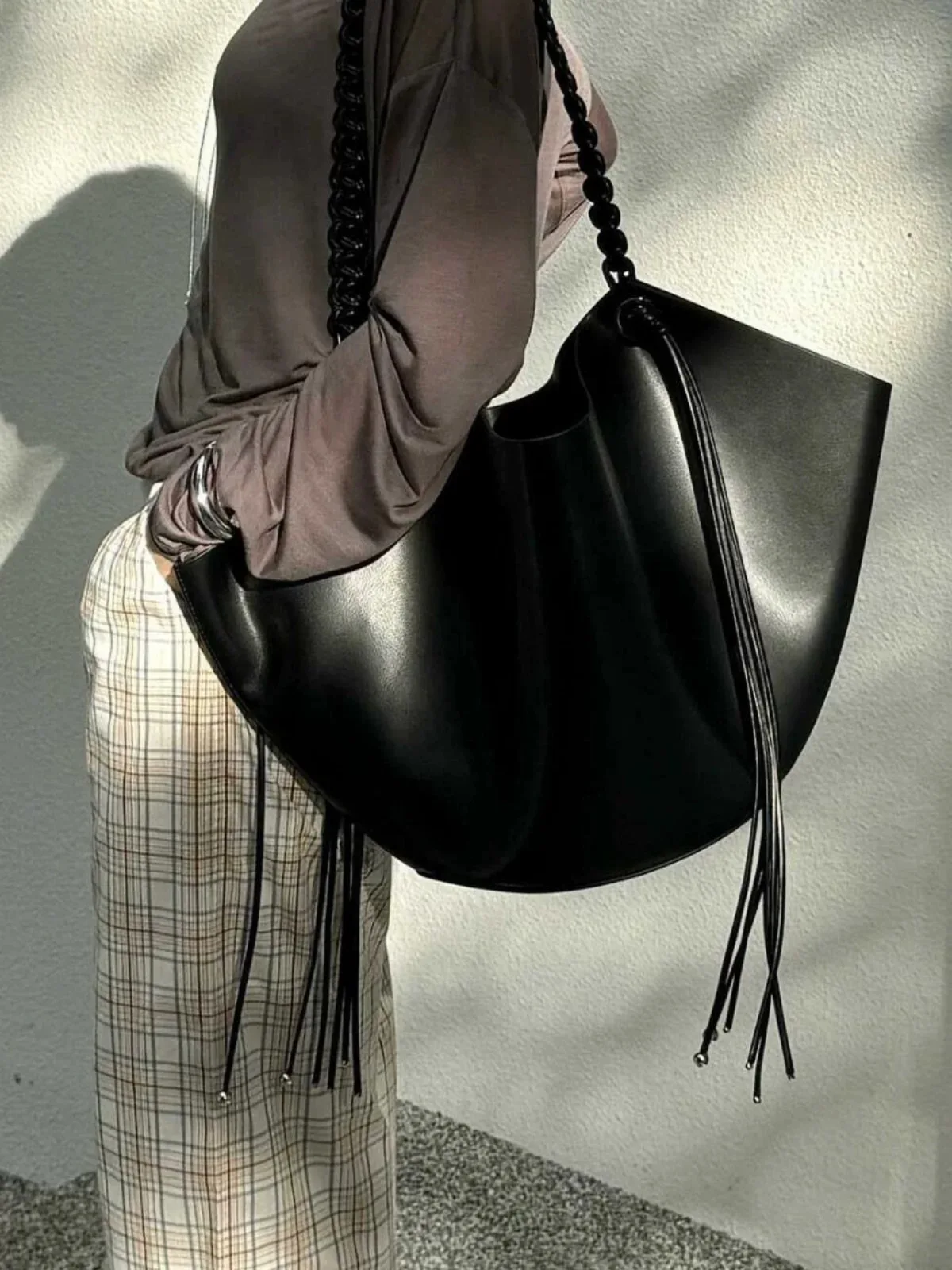 Многофункциональная женская сумка через плечо с кисточками