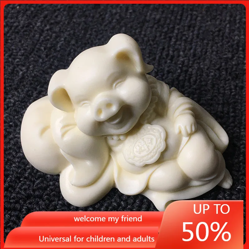 

Резная гайка цвета слоновой кости Xiaoyao Fortune Pig 8*4,5*5 см поделки для дома и машины, Подарочная коробка, домашний декор, современный декор