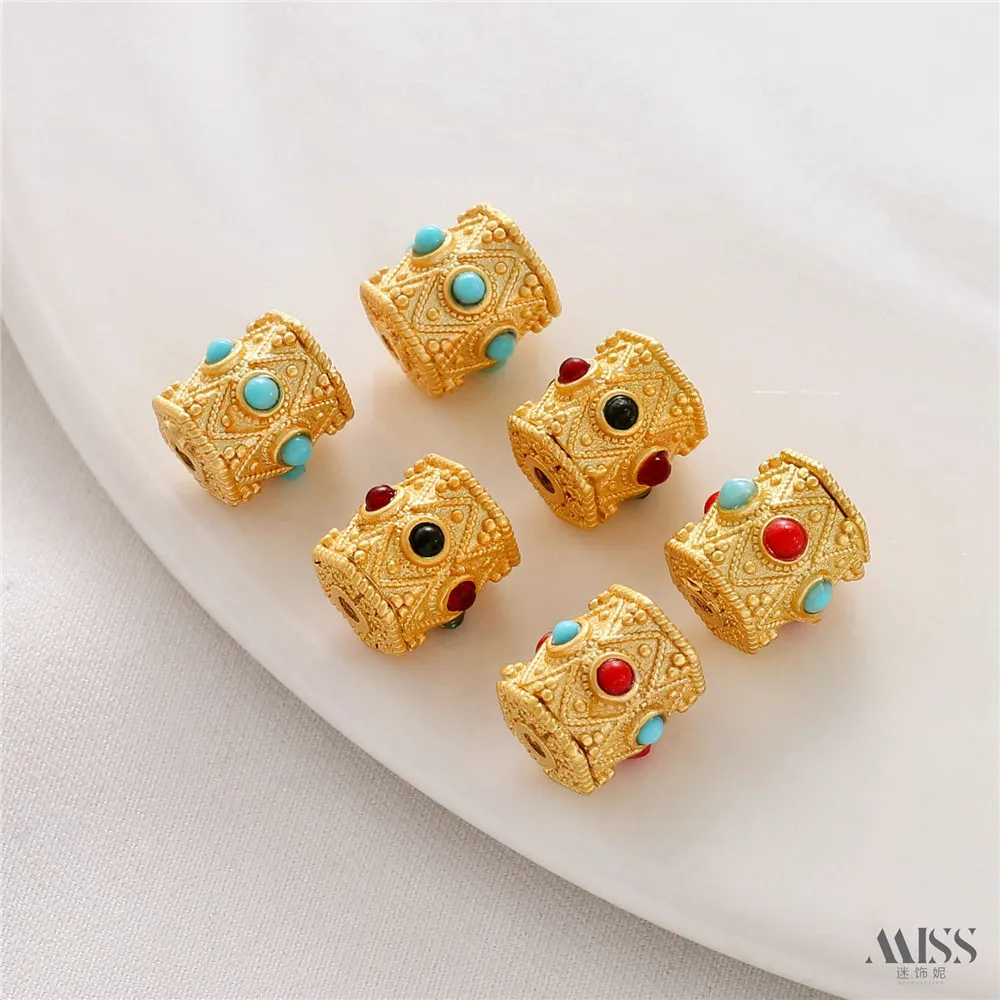 Бусина из 18-каратного матового золота с имитацией рубина и шестигранным