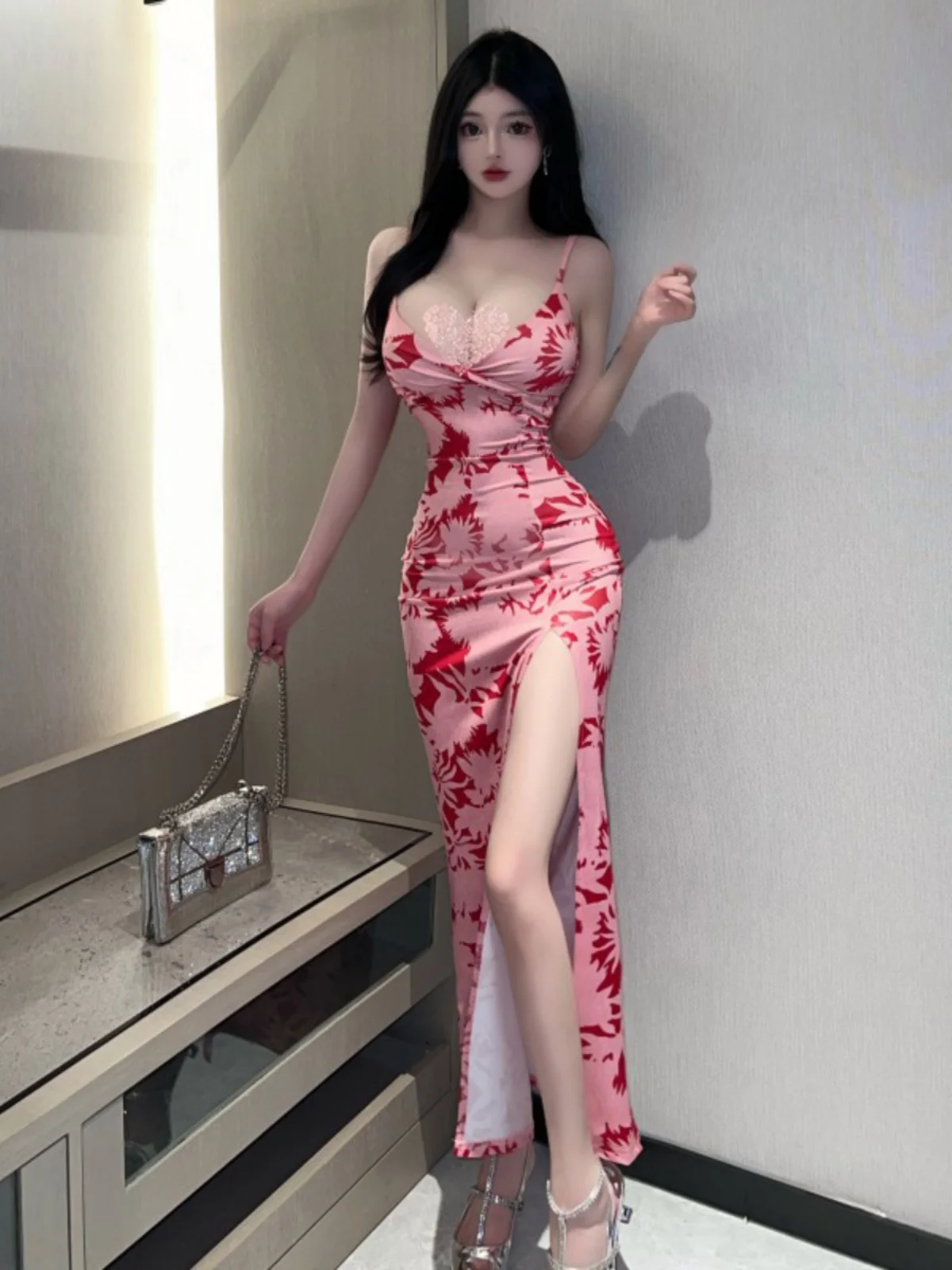 Цветное платье на бретельках с глубоким вырезом и v-образным женское сексуальное