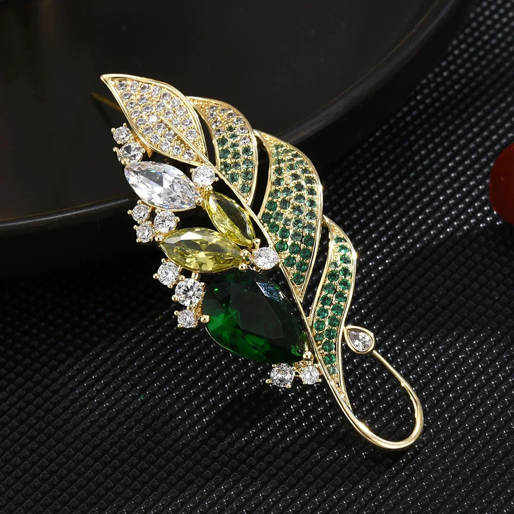 Элегантная Брошь в ретро стиле с изумрудами виде листьев женская эксклюзивная