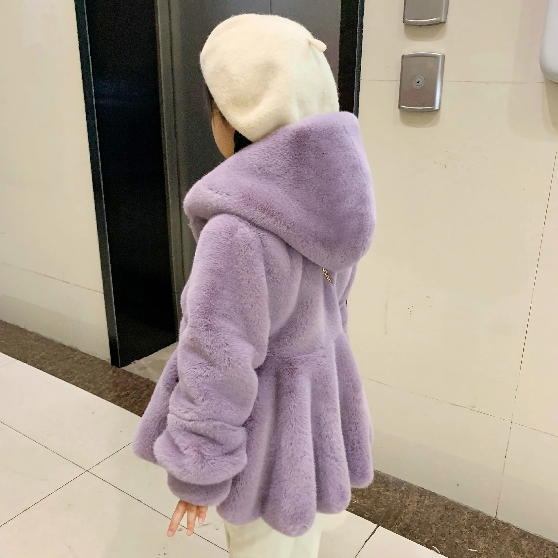 Фото Пальто из искусственного кроличьего меха, детские однотонные меховые куртки с капюшоном на молнии и длинными рукавами, струящийся подол, толстая свободная посадка, повседневная осень-зима 2024 г. №4
