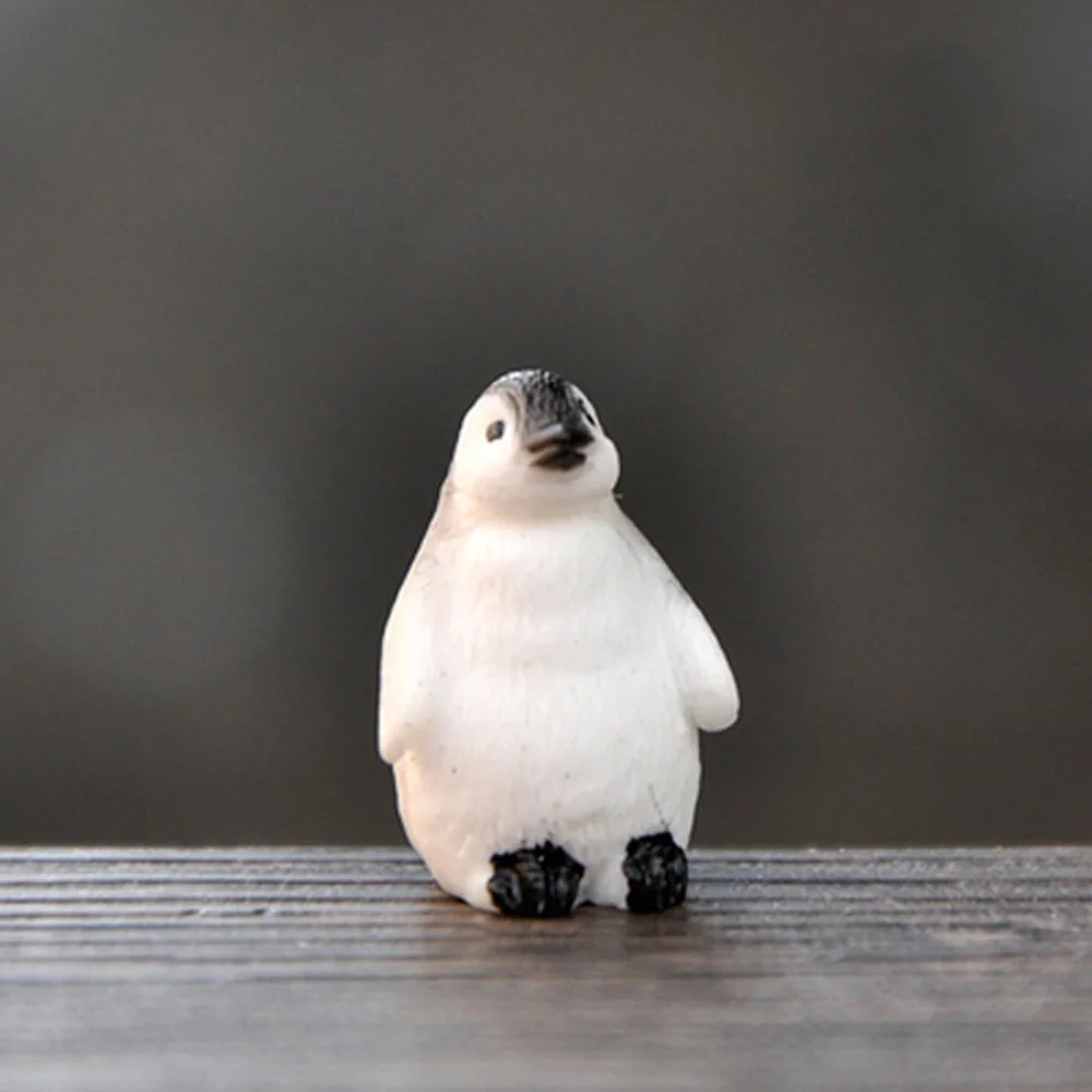 

Миниатюрная фигурка пингвина из смолы