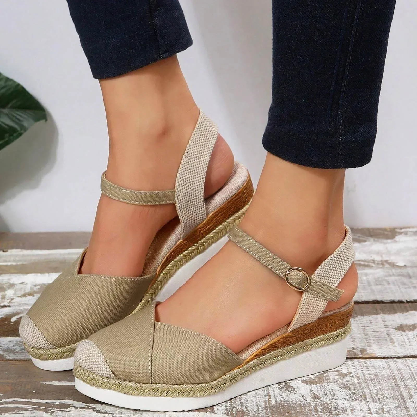 Сандалии женские на танкетке с закрытым носком модные туфли-гладиаторы