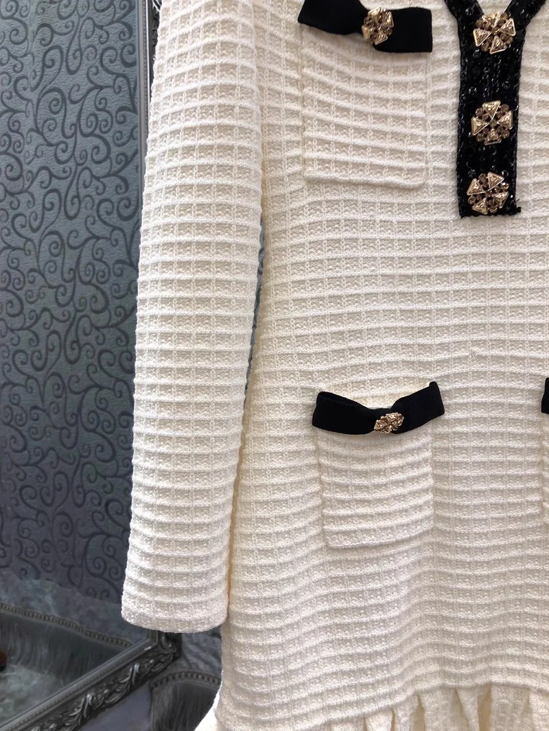 Женское трикотажное платье с V-образным вырезом длинным рукавом и пуговицами