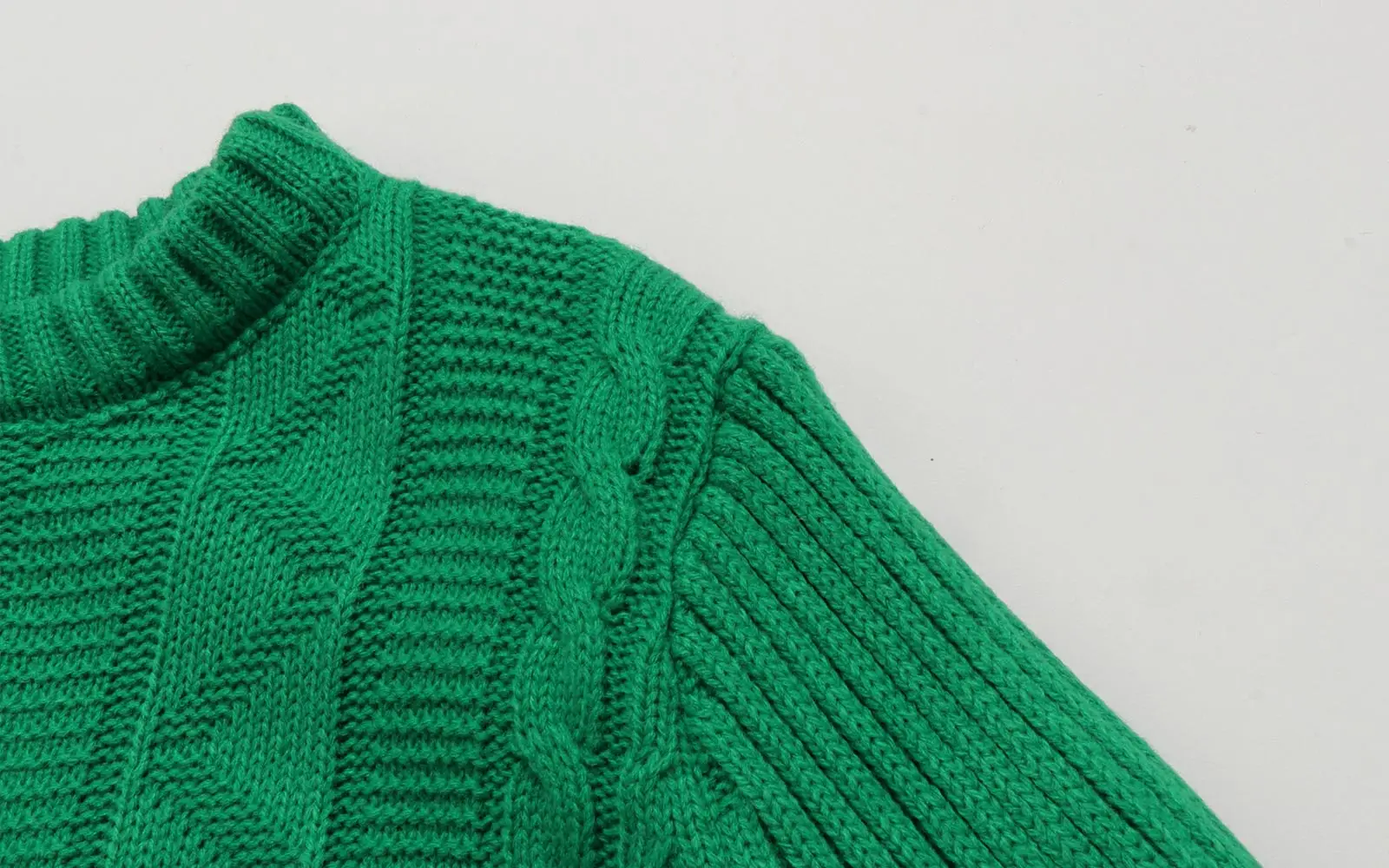 Свитер детский зимний с длинным рукавом и круглым вырезом