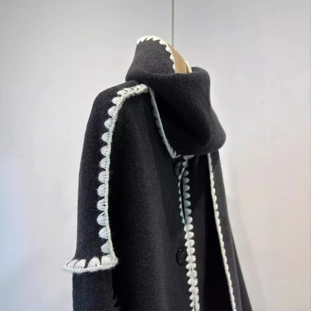 7 5 К/ТОТ темно-льняное серое пальто с открытыми плечами и вышитым шарфом