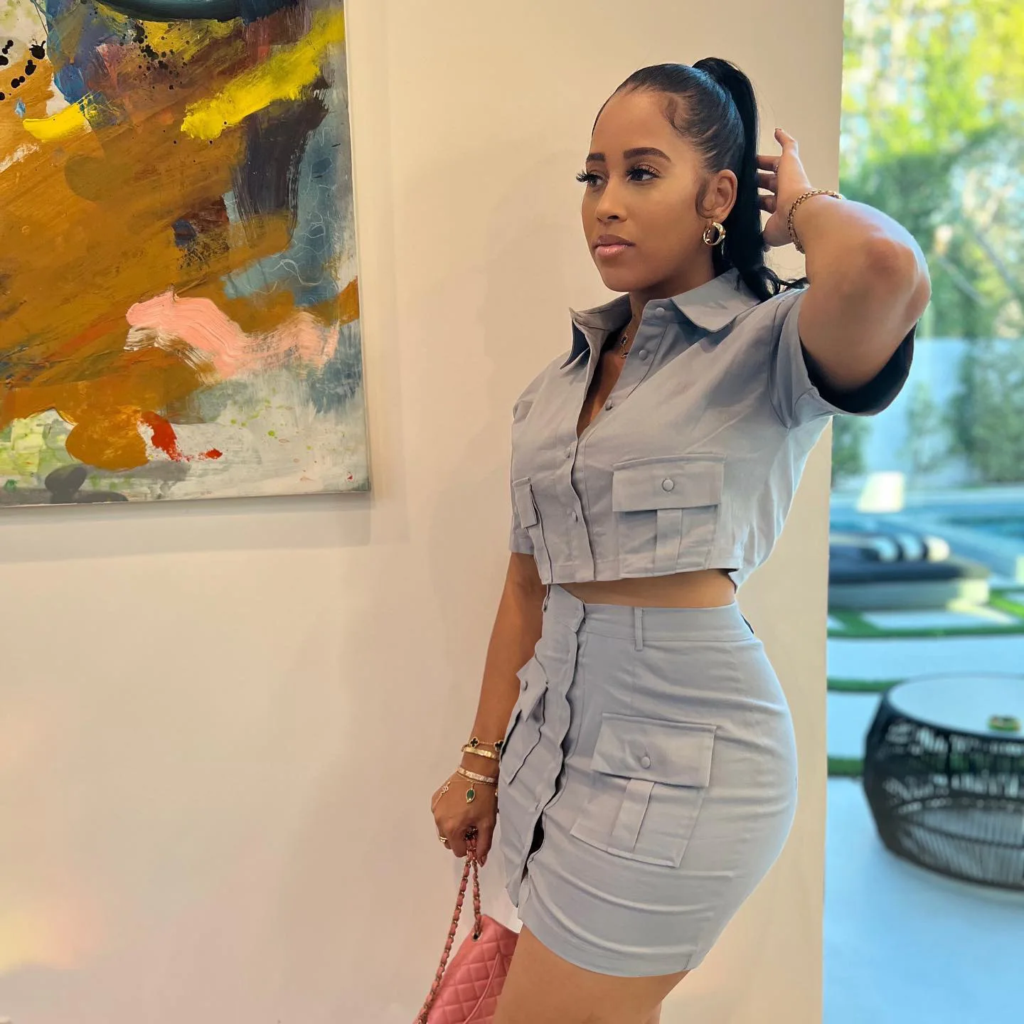 

Женский костюм-двойка с юбкой средней длины на пуговицах и карманами