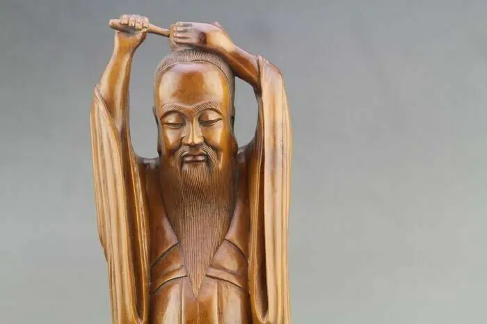 Старая китайская деревянная статуя Конфуция