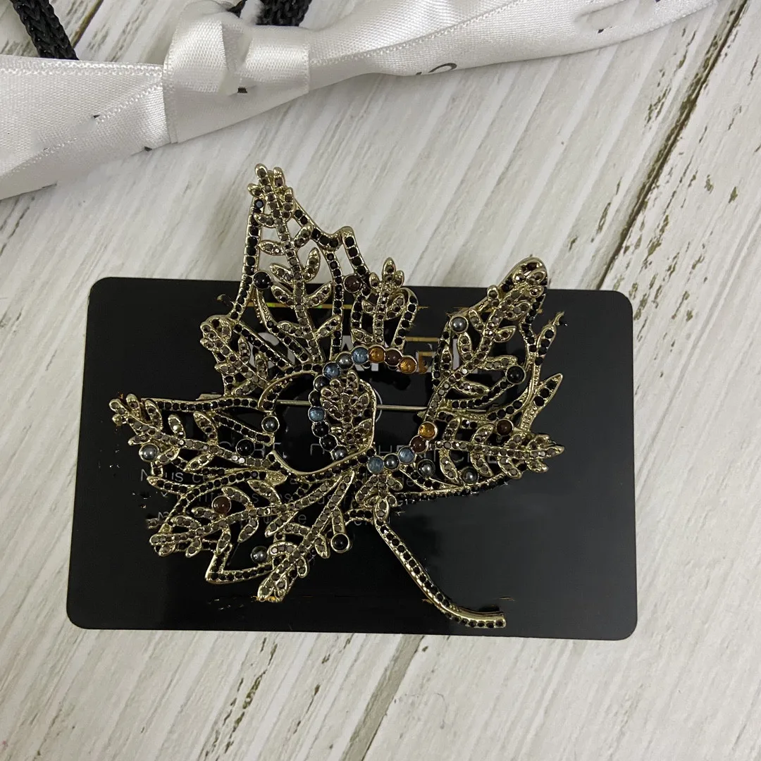 

Европейская и американская модная и Элегантная Брошь, полная алмазными кленовыми листьями