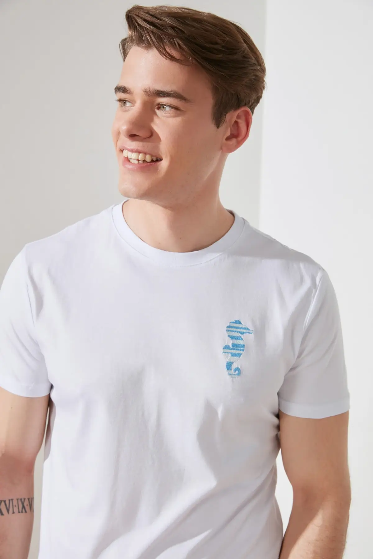 

Trendyol Men 'S Regular Fit Short Sleeve Seahorse Embroideried T-Shirt TMNSS21TS3059