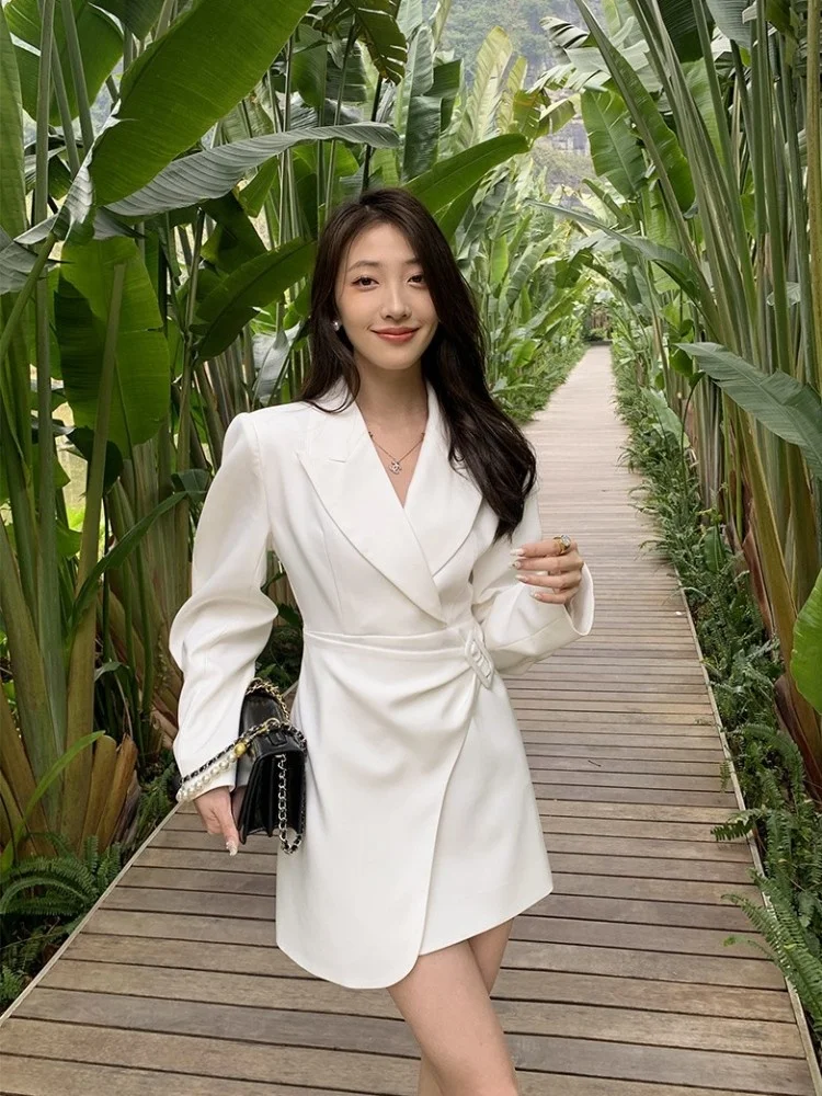 Женское короткое однотонное платье-трапеция