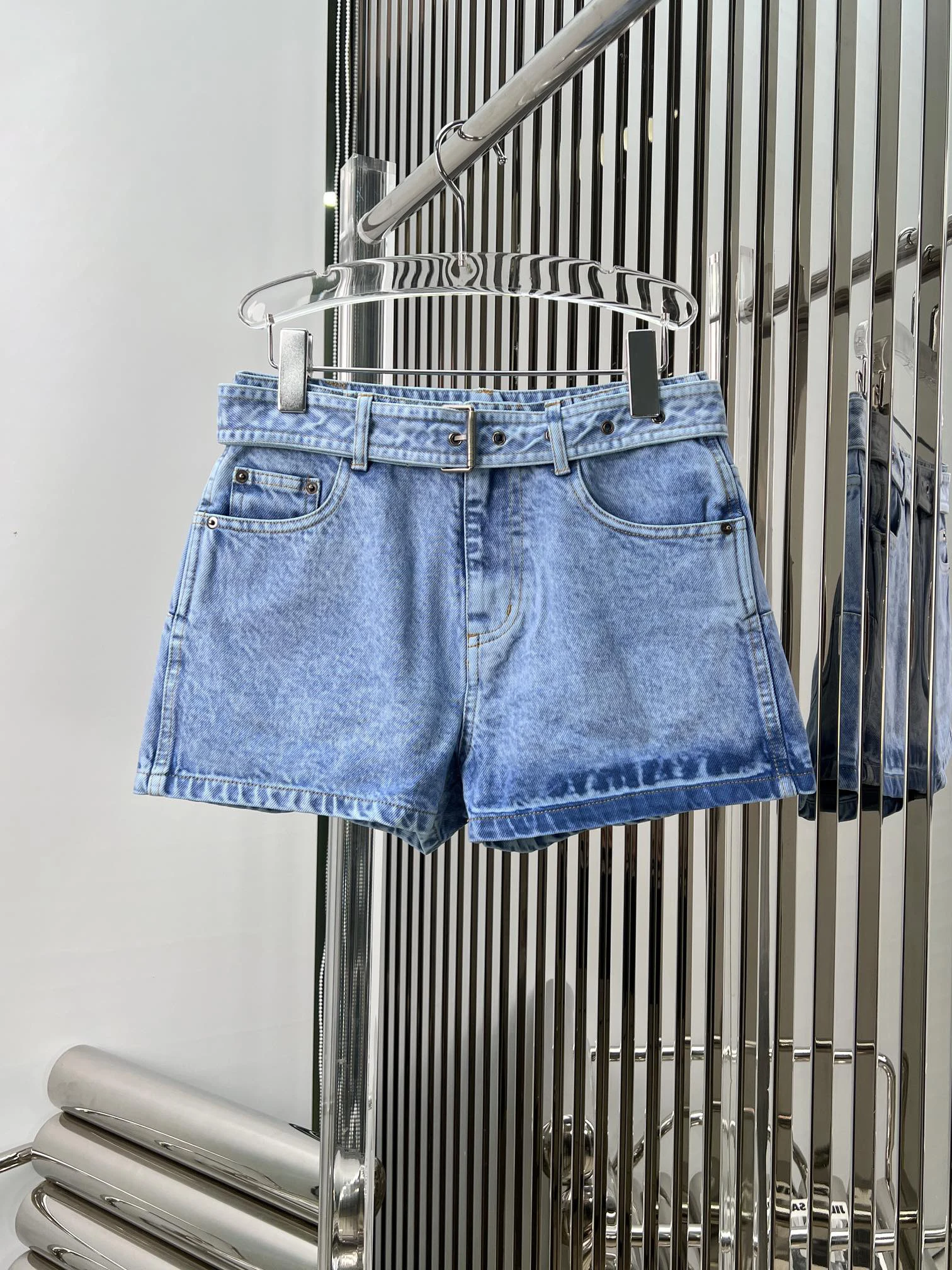 

New bee embroidered belt shorts