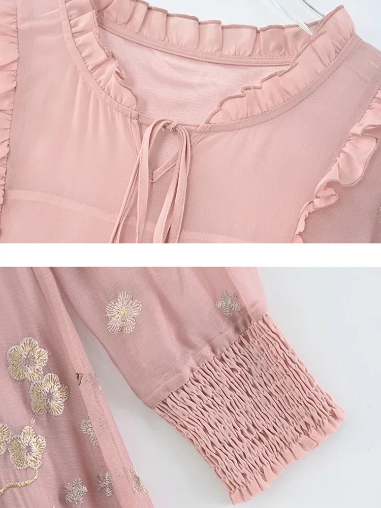 Женское платье с цветочной вышивкой и оборками на воротнике