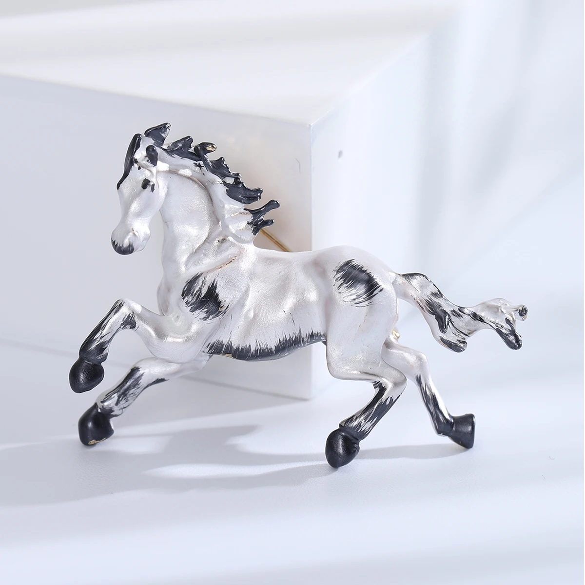 Эмалированные броши в виде животных