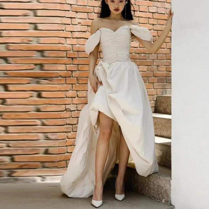 Элегантное свадебное платье с вырезом лодочкой и небольшим шлейфом. Новые модные