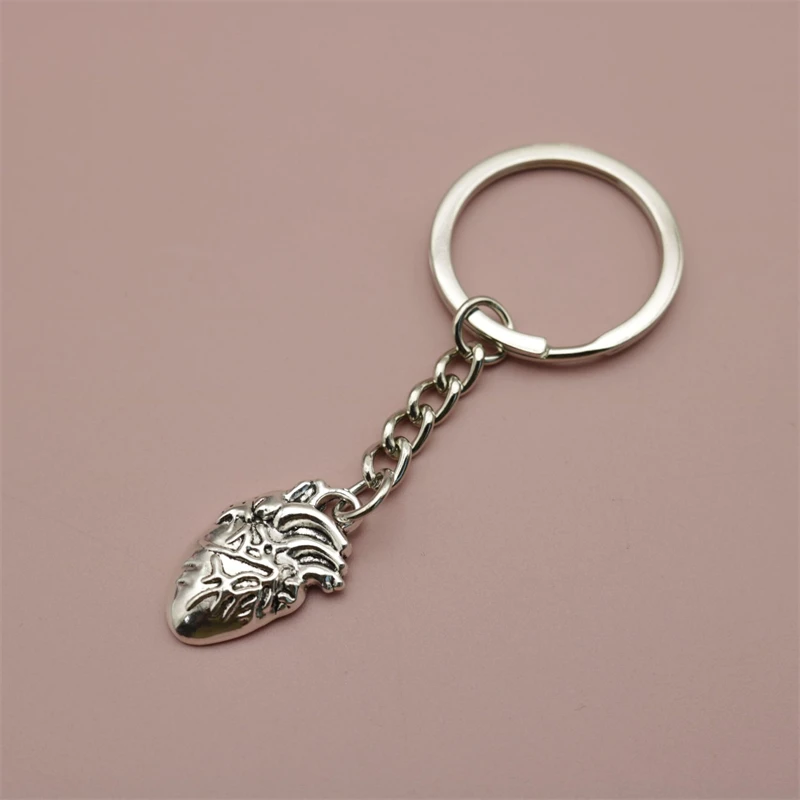 Брелок с сердечком в готическом стиле