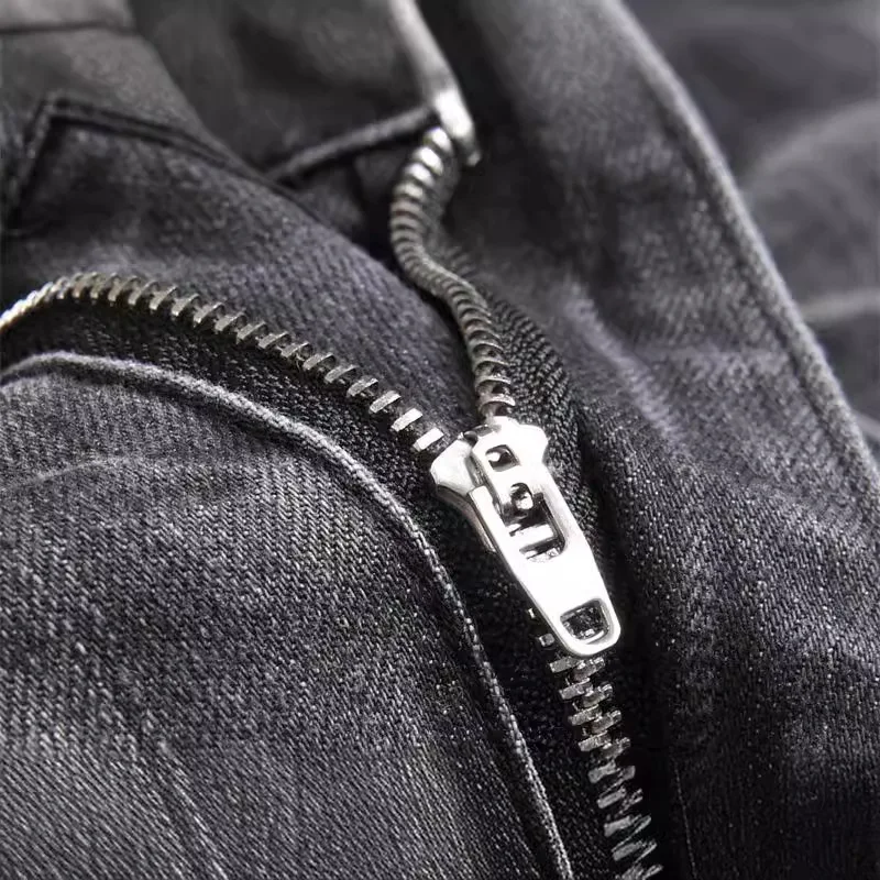 Джинсы женские рваные с вышивкой черепа в стиле панк