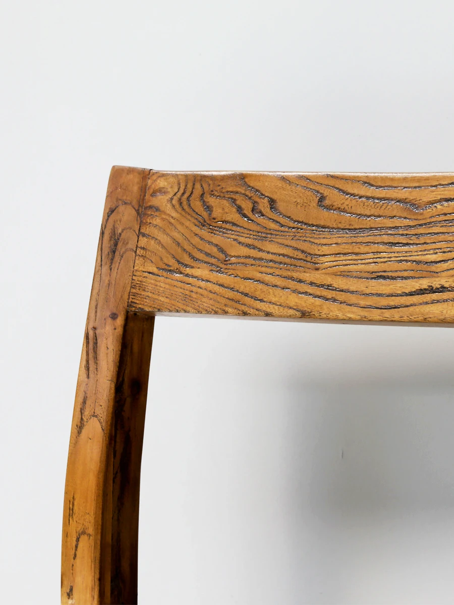 Обеденный стол из массива дерева с современным и минималистичным дизайном