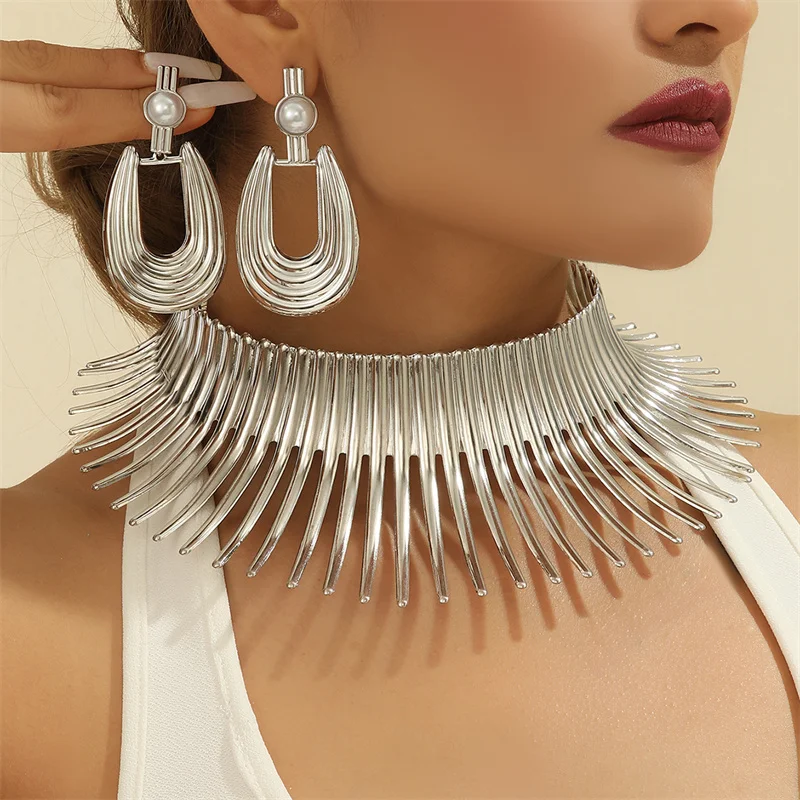 Комплект из колье и серёг золотистого цвета