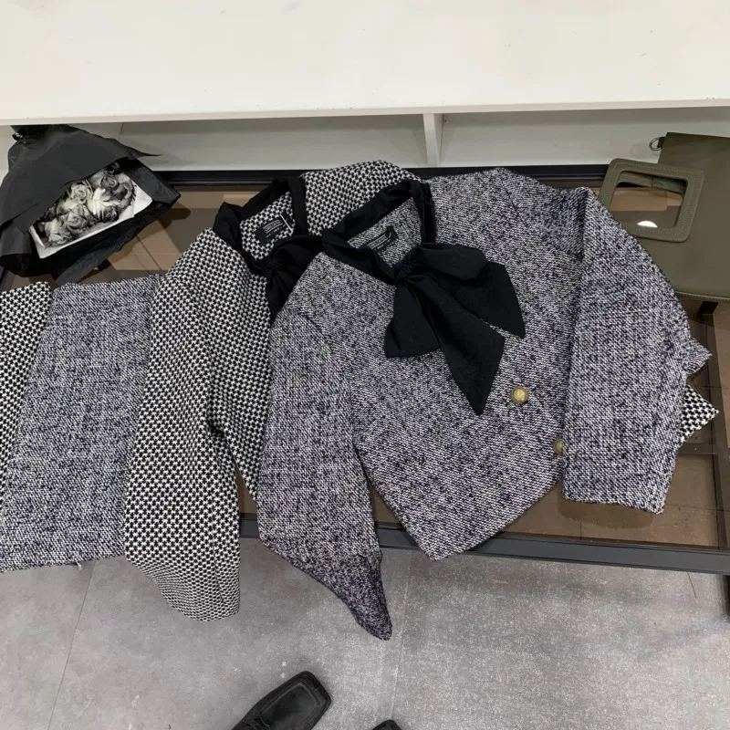 Комплект изящной осенне-зимней новой темпераментной короткой верхней одежды