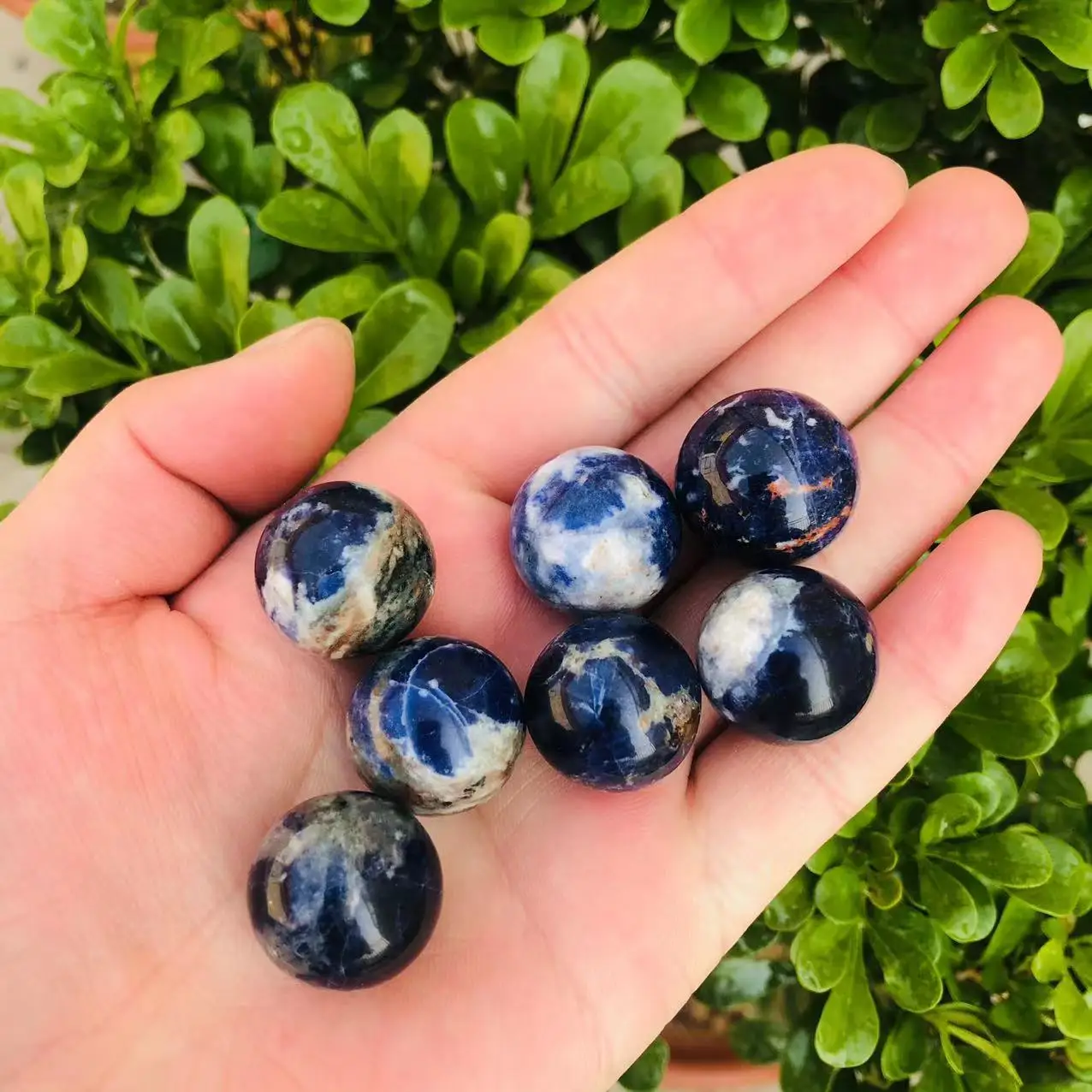 

Необработанный натуральный камень с голубыми венами, лечебный минерал, образец, хрустальный шар