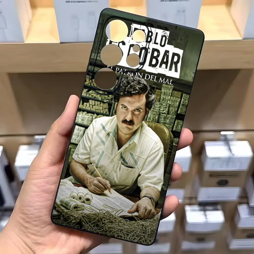 Фото Чехол для телефона с изображением Пабло Эскобара из сериала «Наркос» для Samsung A57 A37 A17 A56 A36 A26 A16 A25 A35 A55 A34 A24 A54, черный, мягкий корпус №1