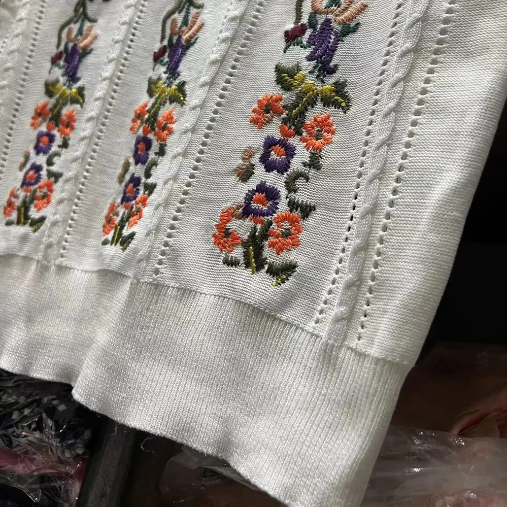 Женский трикотажный свитер с коротким рукавом и цветочной вышивкой