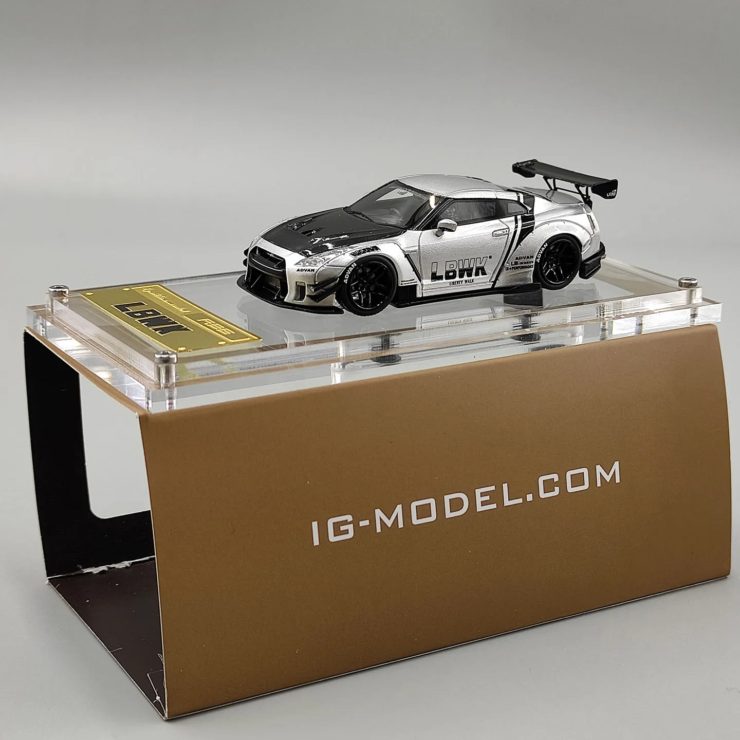 Фото Масштабная модель автомобиля IG 1:64 LB-WORKS GT-R R35 из смолы №1