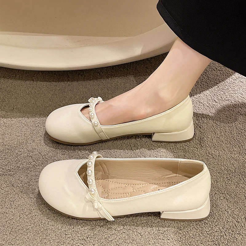 Женские кроссовки из ПУ кожи с круглым носком на резиновой подошве |