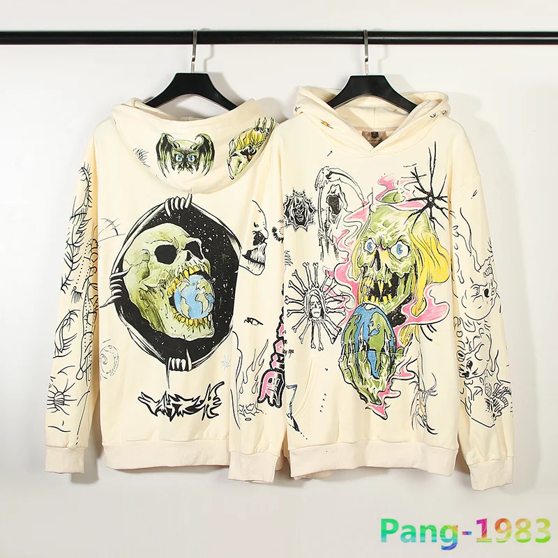 

Толстовка с изображением темного черепа и граффити