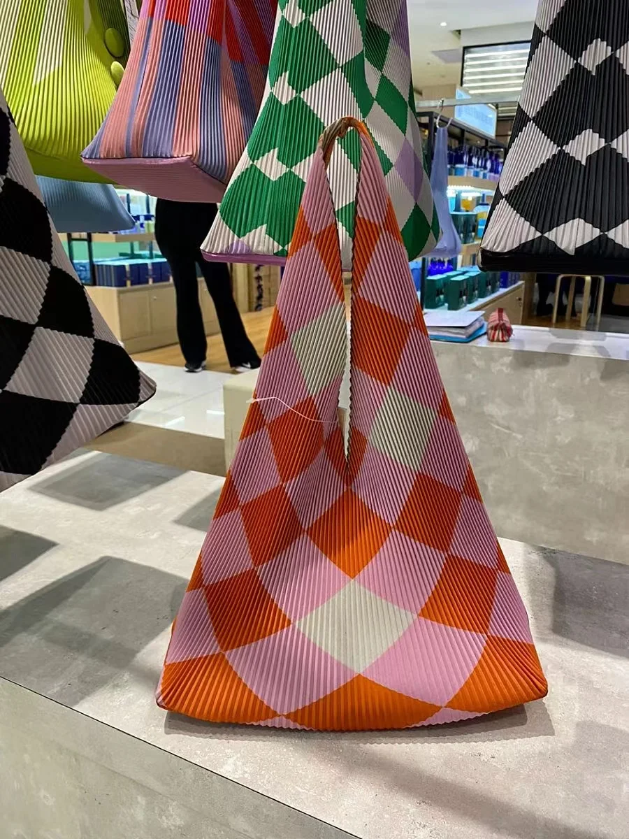 2023 New Trendy Pleated Bag Rhombic Triangle Contrast Color Organ Bags INS Niche Fashion Women Shoulder Bag Female Handbag