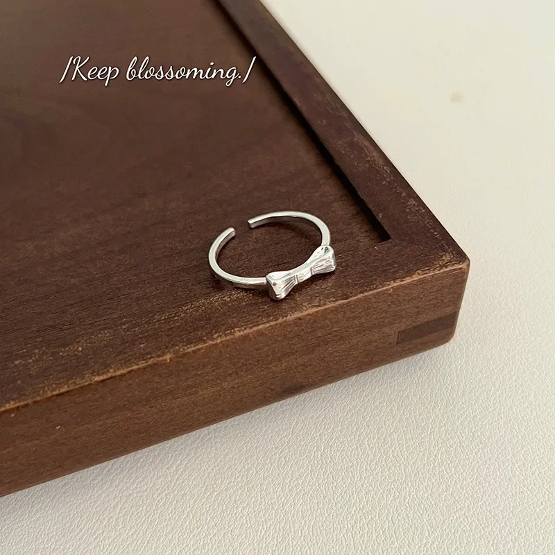 Модное роскошное женское кольцо нишевого дизайна элитное на ощупь новинка 2024