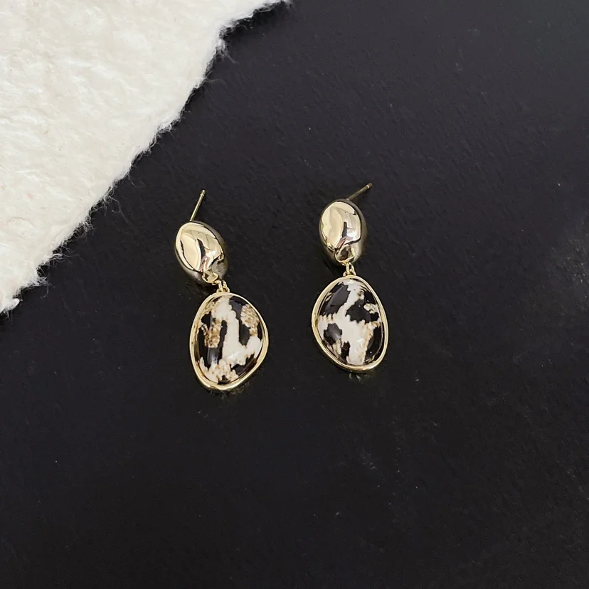 Модные универсальные серьги-гвоздики с леопардовым принтом из серебра 925 пробы