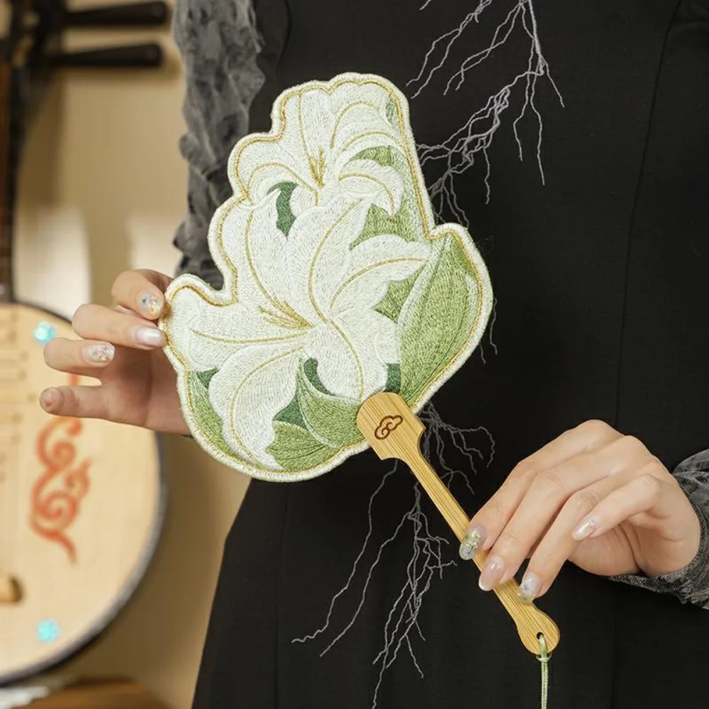 Ручной вышитый круглый веер с подвеской