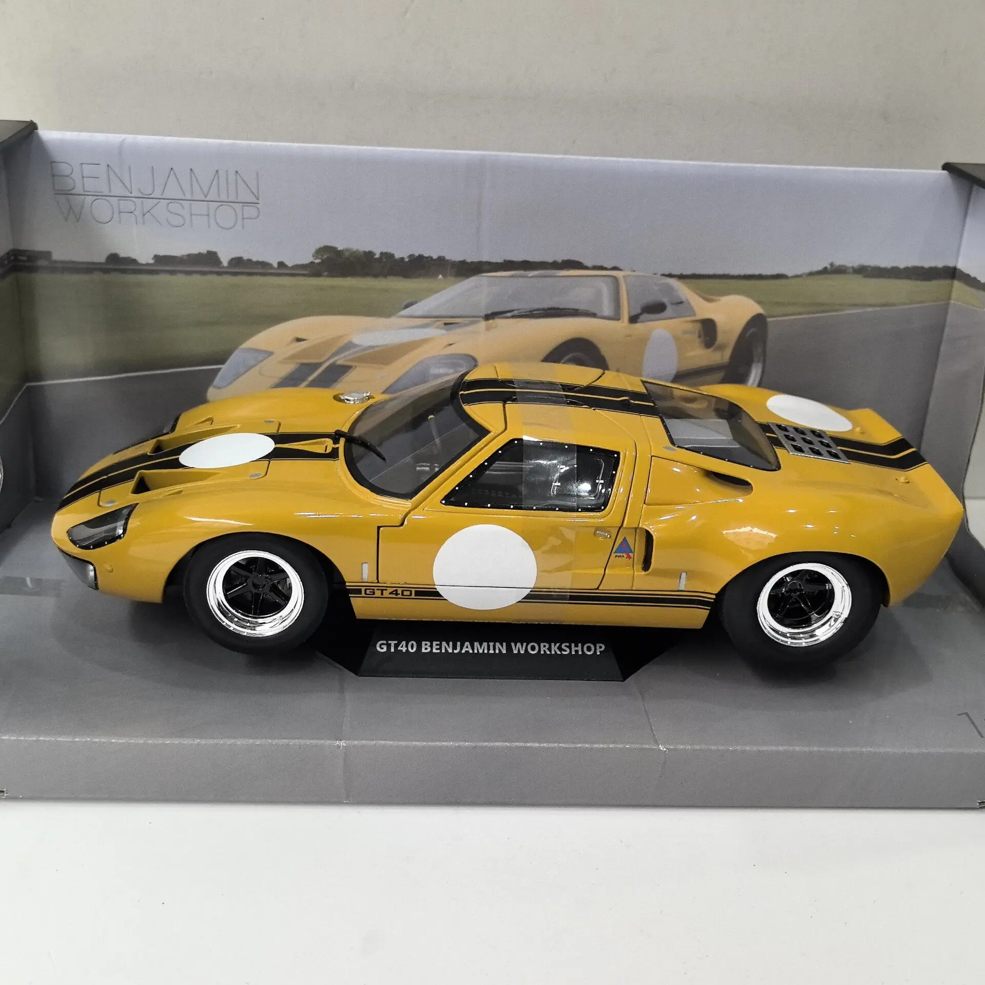 Фото Модель автомобиля FORD GT40 Racing U1 из литого металла, масштаб 1/18, SOLIDO №2