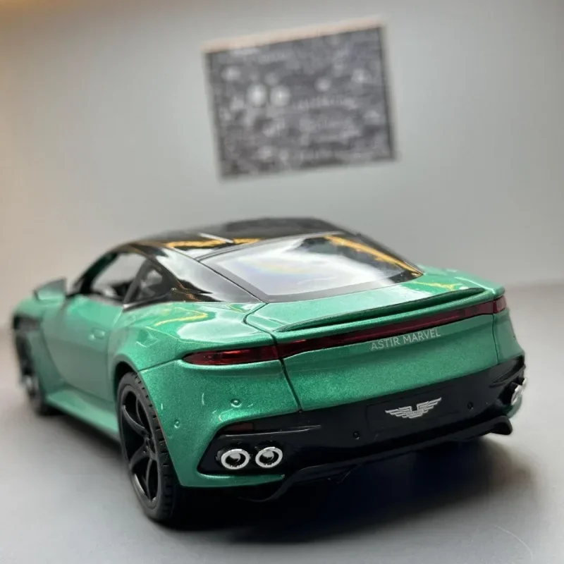 Модель автомобиля Aston Martin DBS Superlaggera из сплава в масштабе 1:22 литой металлический
