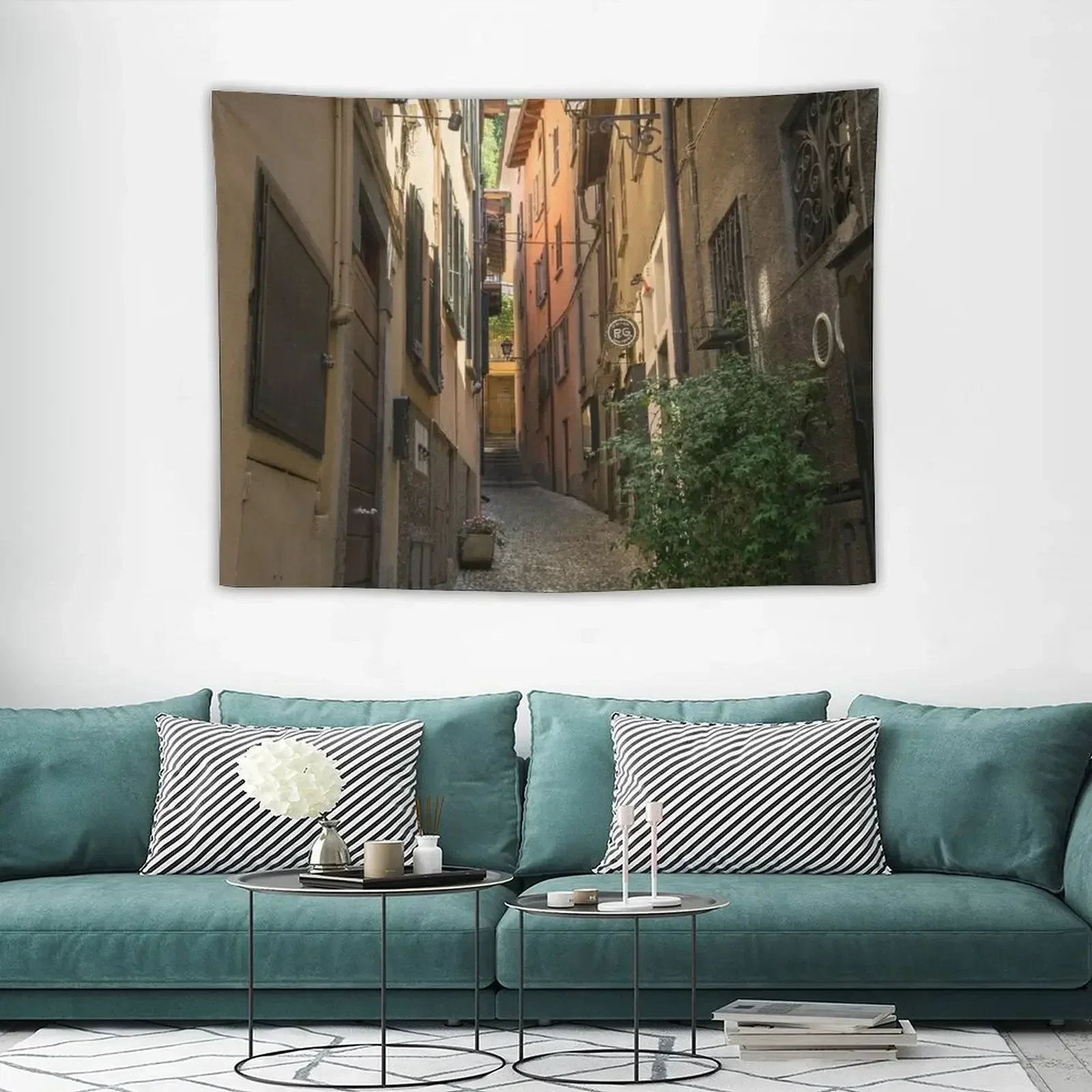 Обнимающий булыжник Lane - Gallivanting вокруг знаменитого белья на озере Комо в Lombardia